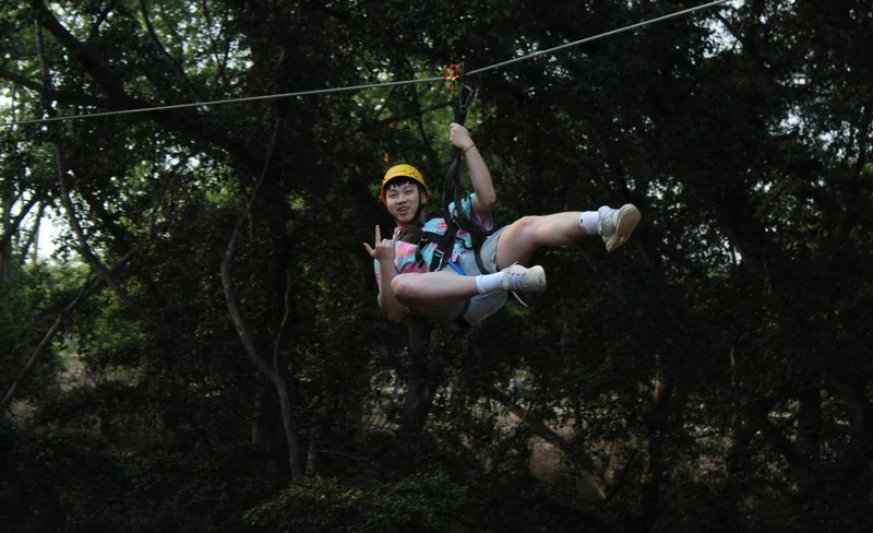 Coral Crater 6-Zipline Tour in O